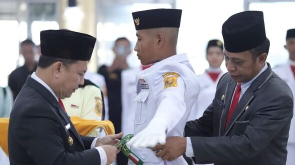 Pj Bupati Dairi Kukuhkan 45 Pelajar sebagai Anggota Paskibraka 2024