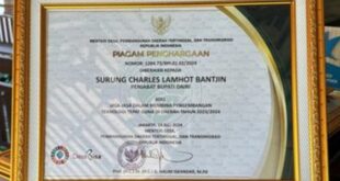 Pj Bupati Dairi Surung Charles Bantjin Terima Penghargaan dari Kemendes RI